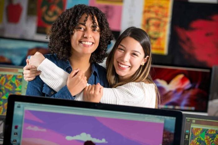 两个女学生在摄影课上微笑.