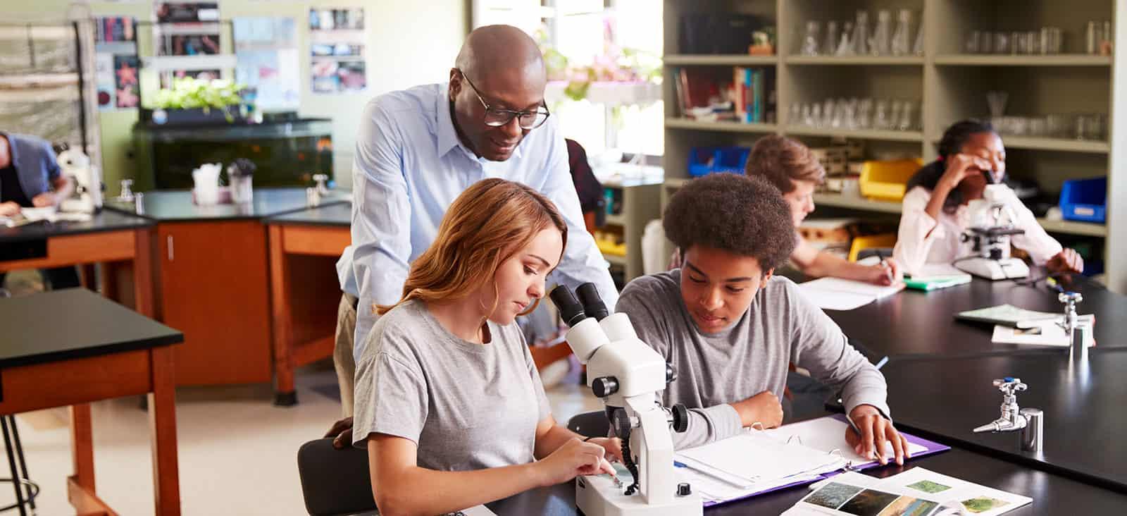 高中学生在生物课上使用显微镜