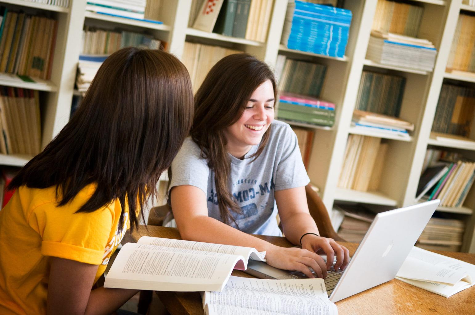 两个学生在图书馆做作业.