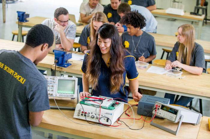 科学与工程 students working on a circuit board.