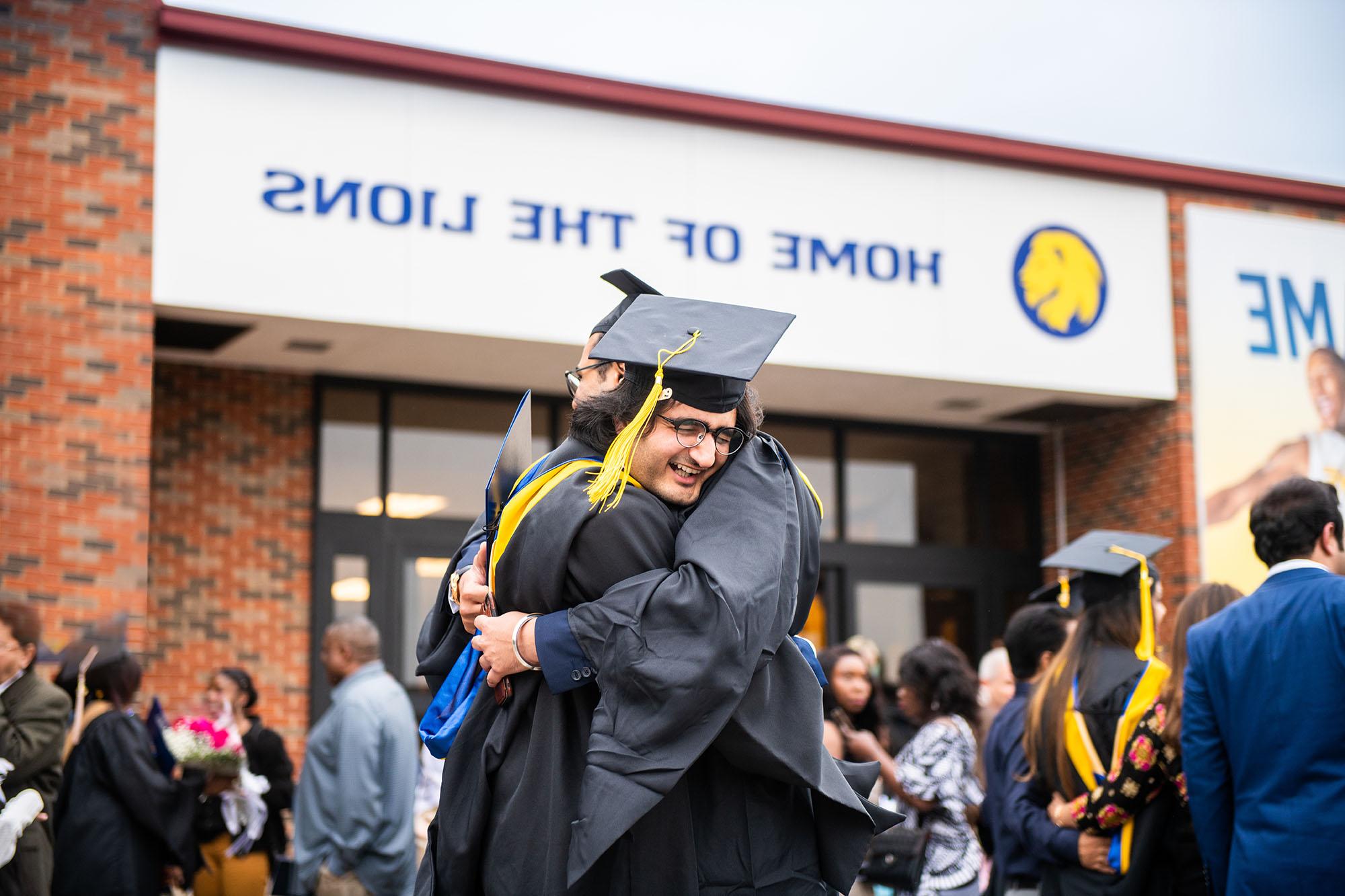 两个学生毕业后互相拥抱.