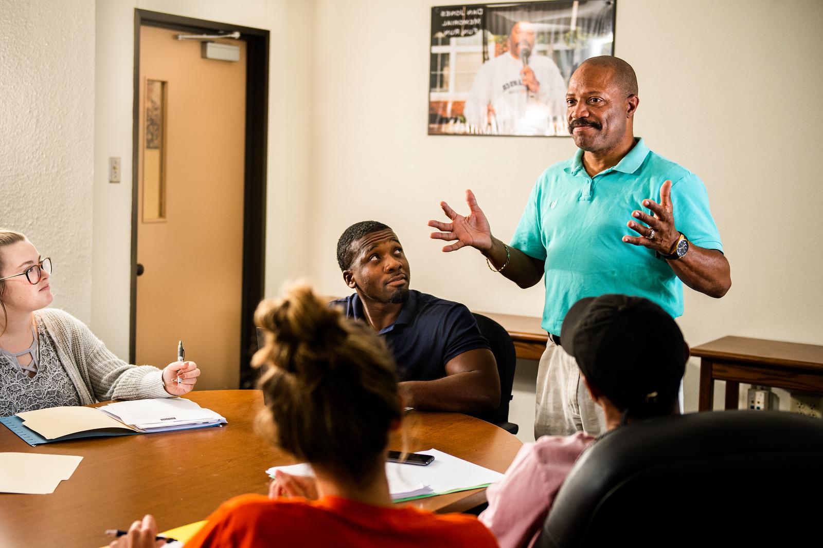 一位黑人男教授在学生面前讲课. 