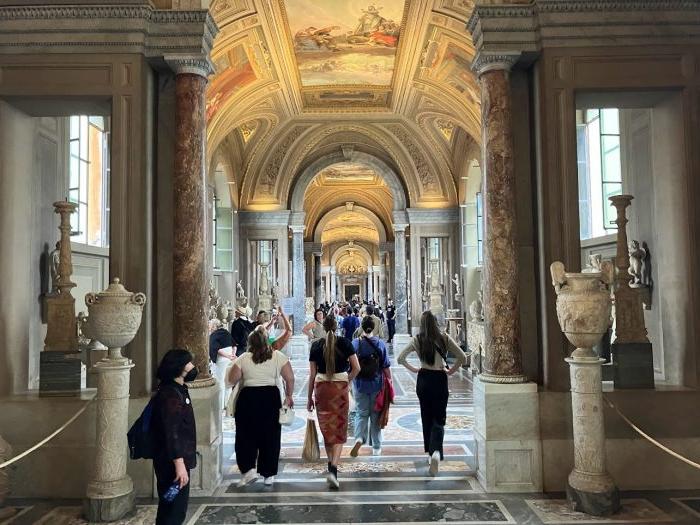 一群人在意大利的一个博物馆里随机行走.